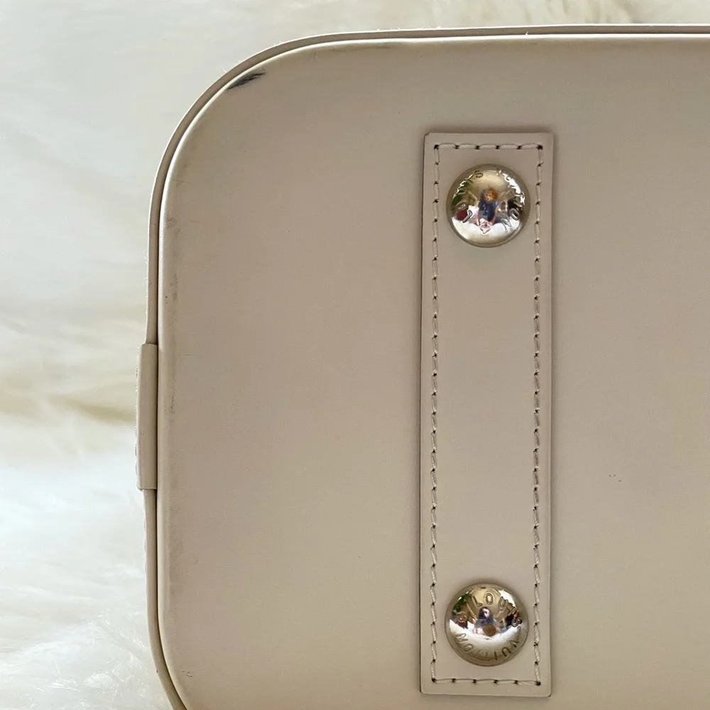 Louis Vuitton Alma Handbag in Cream